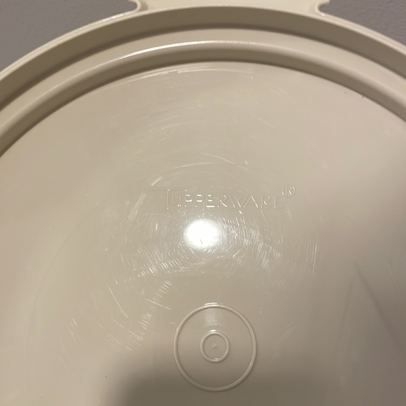 Vintage EUC Tupperware small cake carrier. Like new condition. - Picture 6 of 7